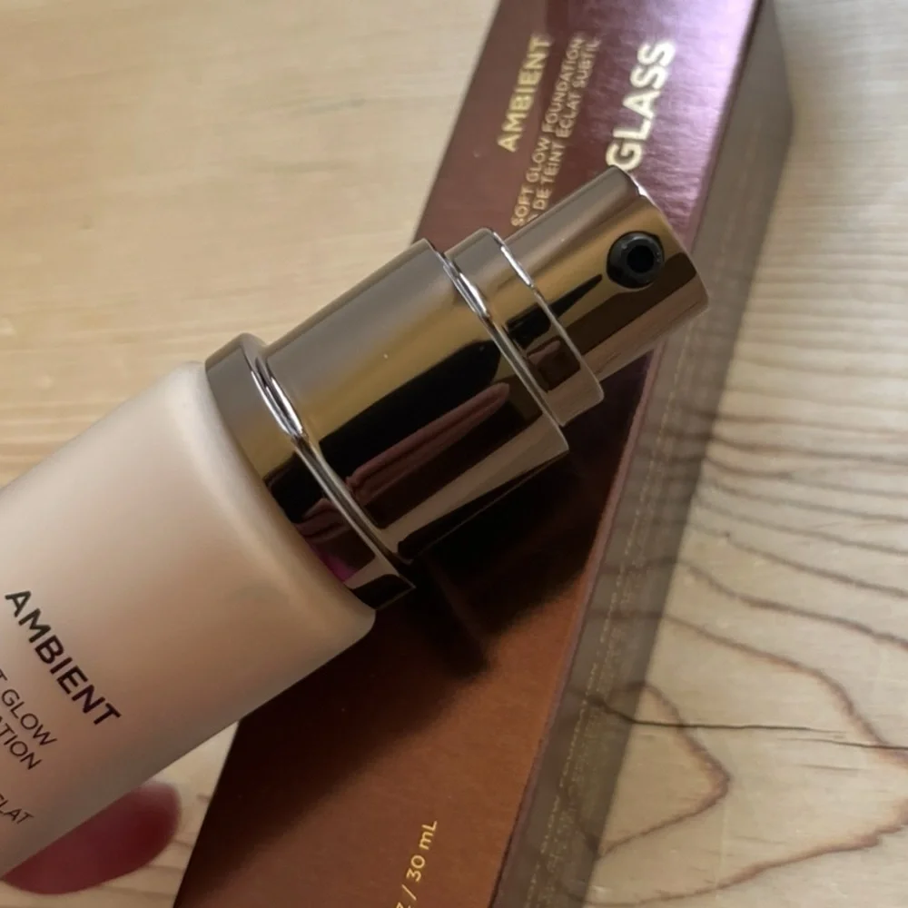 Hourglass Foundation Ambient Soft Glow